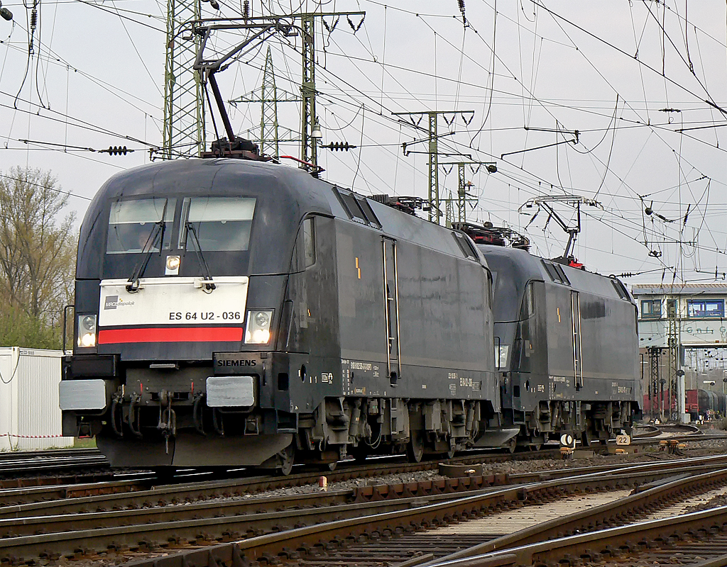 ES 64 U2-036 und ES 64 U2-017 (182 536 und 182 517) verlassen den Gbf Kln Gremberg am 14.04.2010