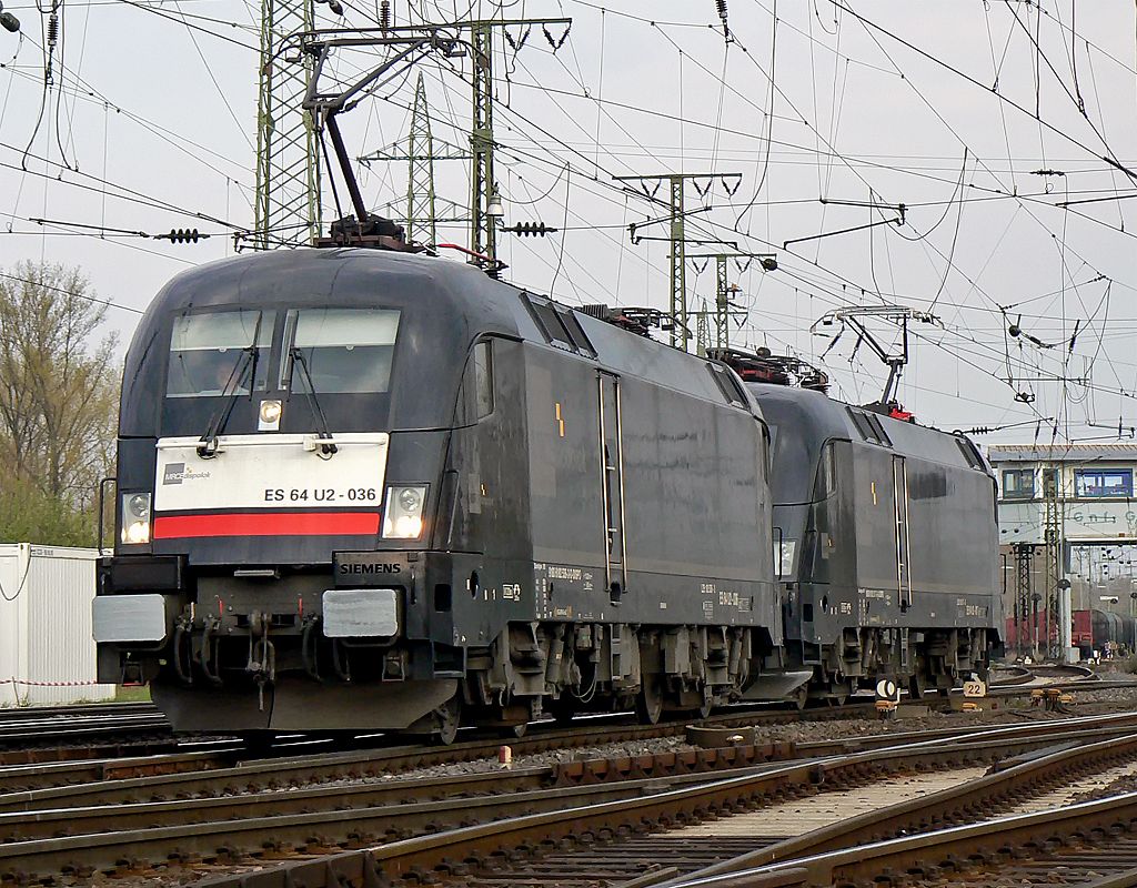 ES 64 U2-036 und ES 64 U2-017 (182 536 und 182 517) verlassen den Gbf K�ln Gremberg am 14.04.2010