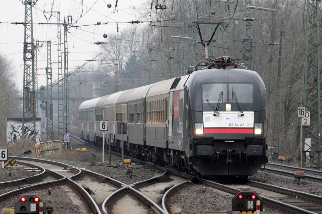 ES 64 U2-036 mit HKX 1801 nach Hamburg in Recklinghausen 13.4.2013