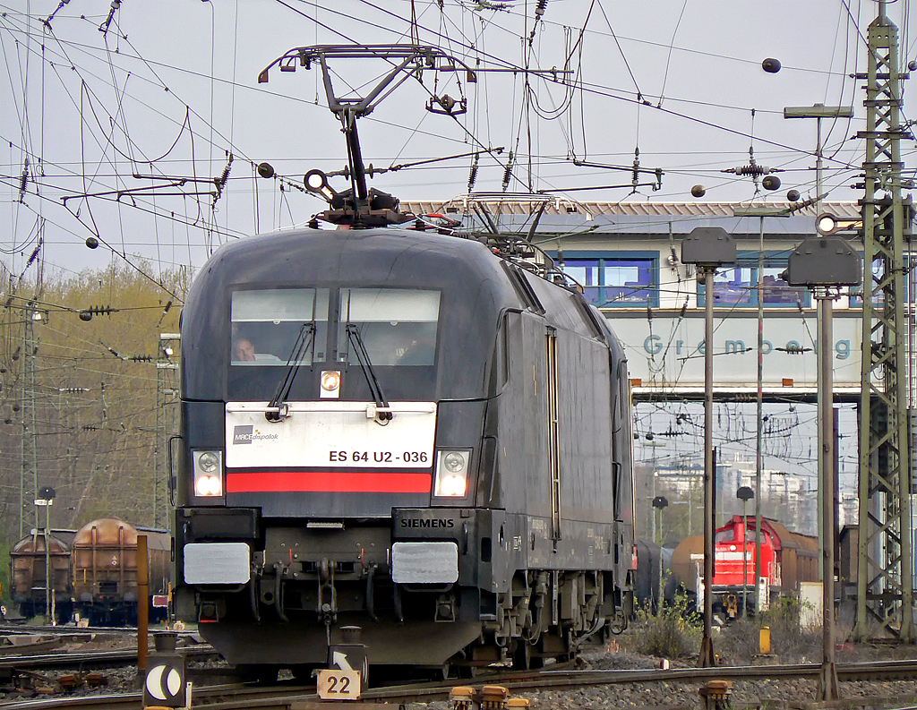 ES 64 U2-036 verlsst mit ES 64 U2-017 Gremberg Gbf. am 14.04.2010
