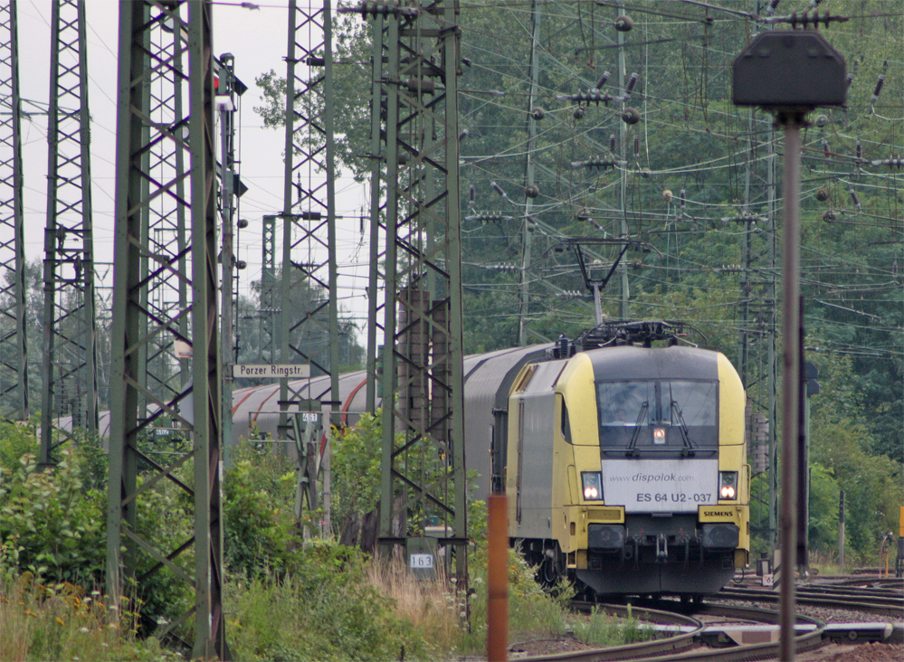 ES 64 U2 - 037 waret mit einem Gz auf die Durchfahrt in Kln Gremberg, 5.8.10