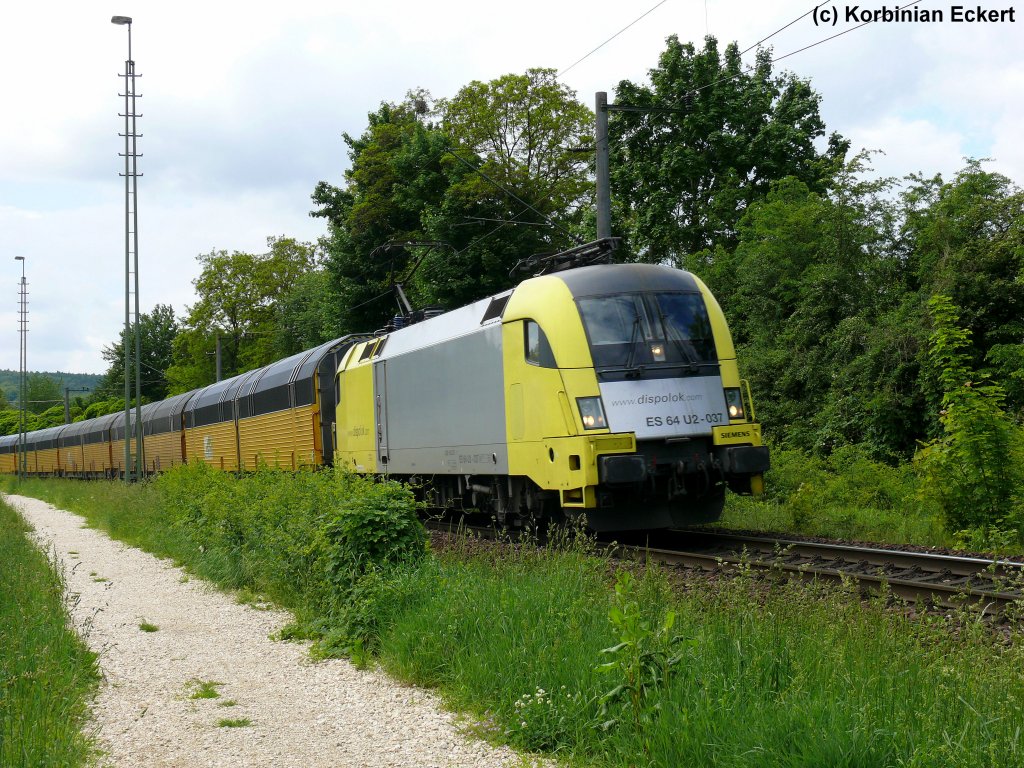 ES 64 U2 - 037 mit einem Altmann Zug, der ber die Donautalbahn wegen versch. Bauarbeiten (u.a. Sprengung Felsentor) auf der KBS 880, umgeleitet wurde. Aufgenommen kurz vor dem Haltepunkt Regensburg Prfening, 27.05.2010