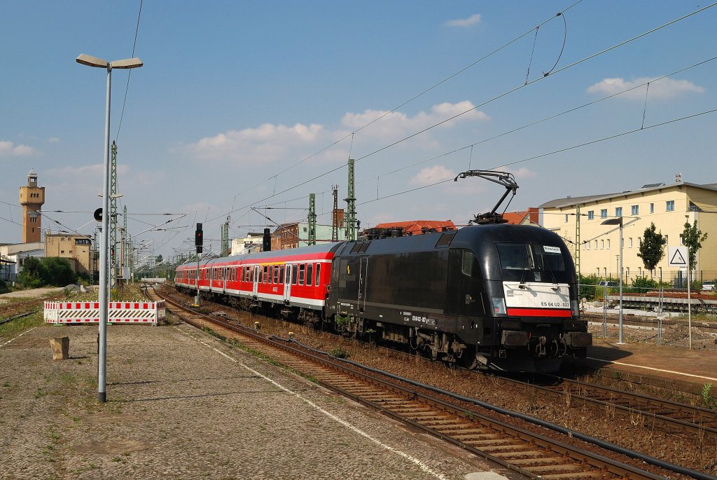 ES 64 U2 - 037 schiebt RB 16325 in Merseburg (26.07.2012)