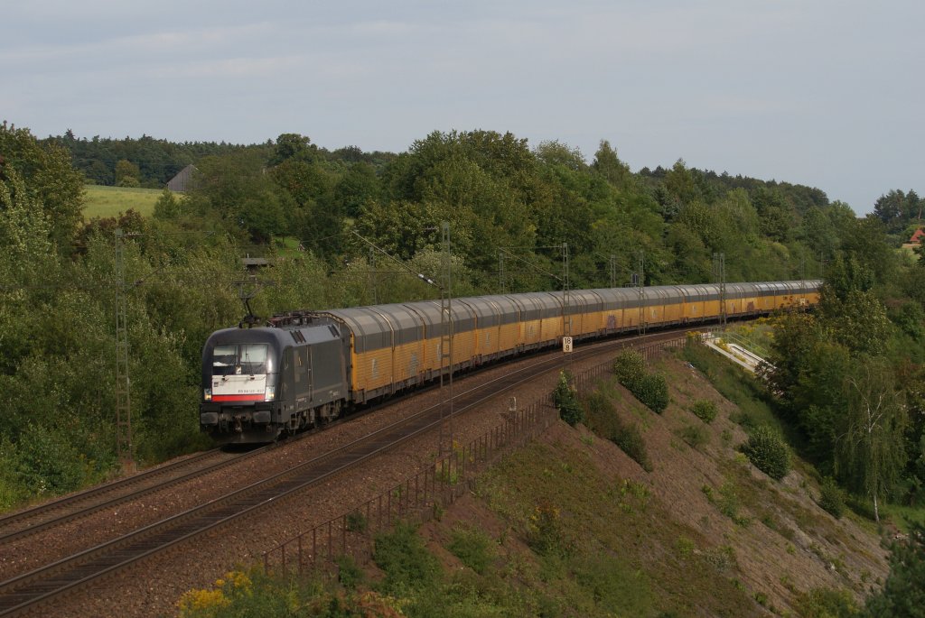 ES 64 U2-037 mit einem PCT Altmann Autozug in Laaber am 11.08.2011
