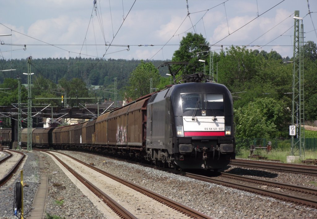 ES 64 U2-037 der MRCE zieht am 5. Juni 2011 den DGS 48803 (Rostock Seehafen - Treviso Scalo Motta) �ber Gleis 3 in den Kronacher Bahnhof.