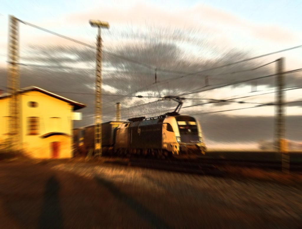 ES 64 U2 -060 der Wiener Lokalbahn fuhr am 18.11.2009 durch Mangolding. Hier hab ich mich a bissl mit den Effekten gespielt.