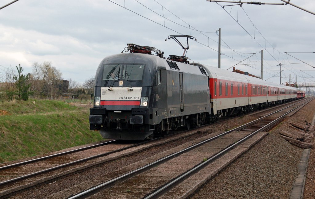 ES 64 U2 - 061 der MRCE zieht am 11.04.10 den AZ 1360 durch Brehna Richtung Halle(S). Fotografiert vom Bahnsteig.