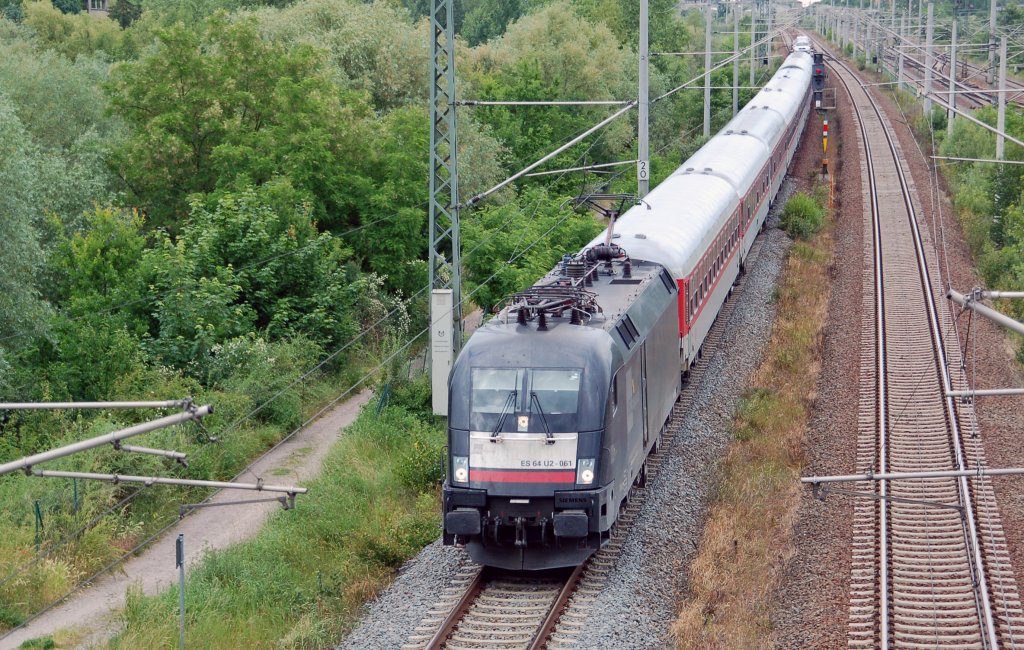 ES 64 U2 - 061 zieht am 20.06.10 den AZ 1360 durch Holzweissig Richtung Halle(S).