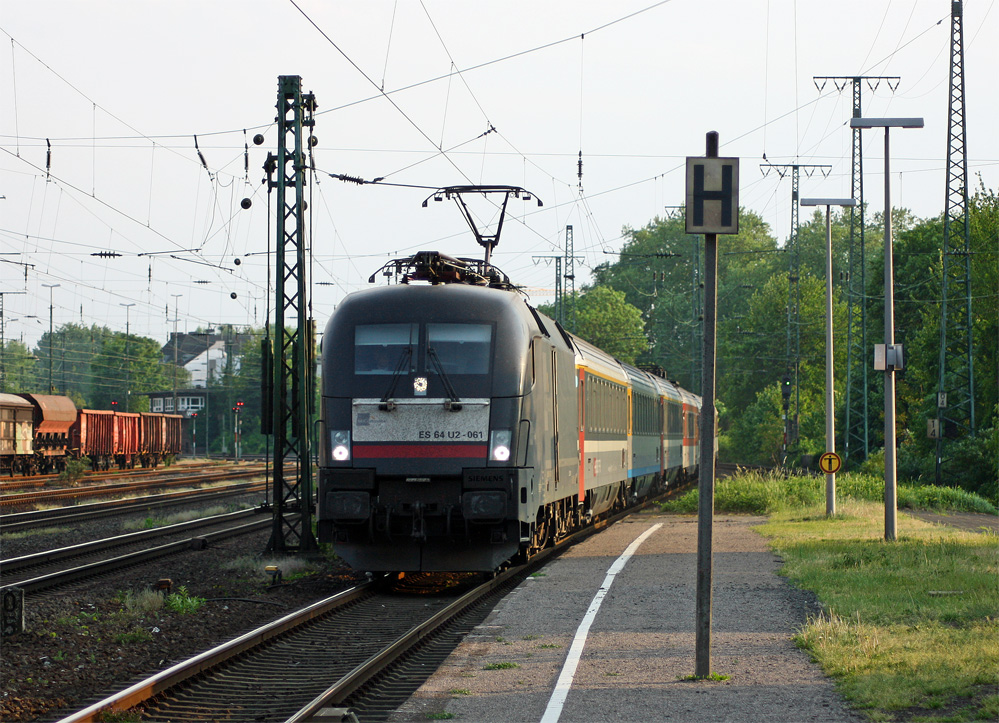 ES 64 U2 - 061 mit dem EC6 aus Chur nach Dortmund Hbf bei der Durchfahrt in Kln-West, 30.4.11