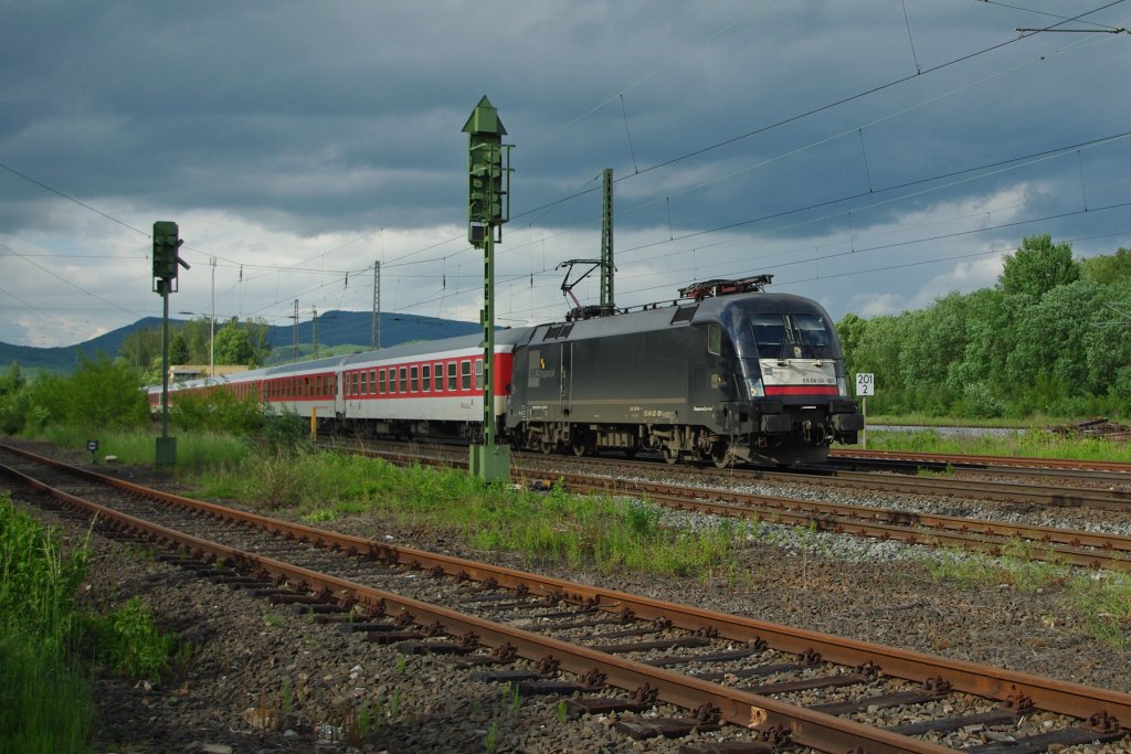 ES 64 U2-061 bespannte am Abend des 30.05.2010 den AZ in Richtung Sden. Aufgenommen in Eschwege West.