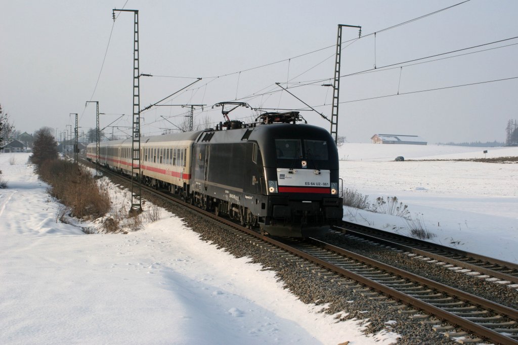 ES 64 U2-061  IC 2083 (Hamburg Altona - Berchtesgaden) bei Stra Richtung Freilassing am 30.01.2011