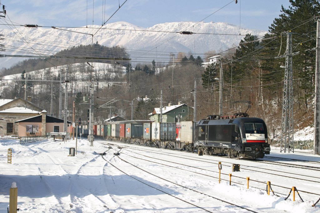 ES 64 U2 061 mit Container-GAG in Payerbach-Reichenau am 19.1.13