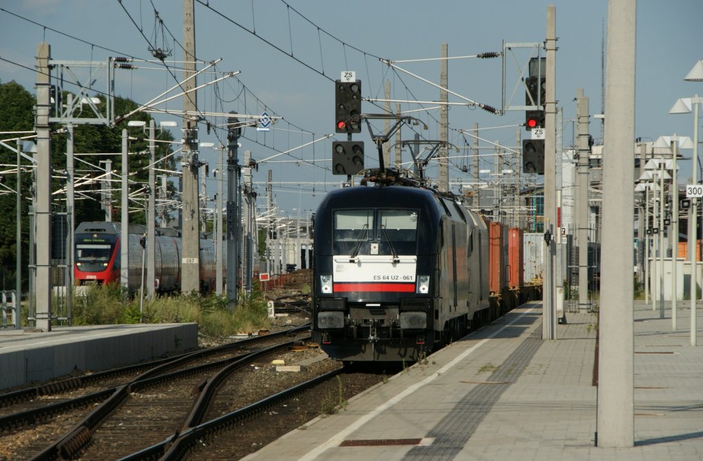 ES 64 U2-061 zieht in Tandem mit einem WLB-Taurus den Containergterzug durch Wien Meidling. 20.7.2009