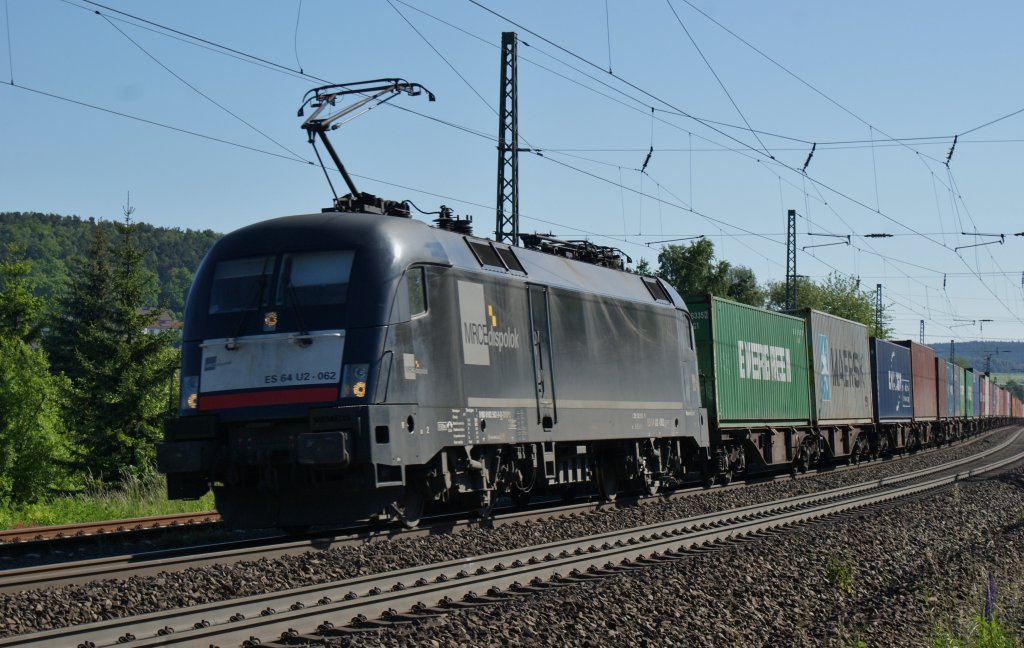 ES 64 u2-062 (182 562-9) mit einen Containerzug am 06.06.2013 unterwegs bei Fulda.