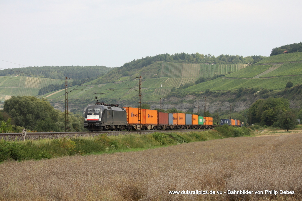 ES 64 U2 - 063 (MRCE) fhrt am 3. August 2011 um 10:29 Uhr mit einem Gterzug durch Himmelstadt