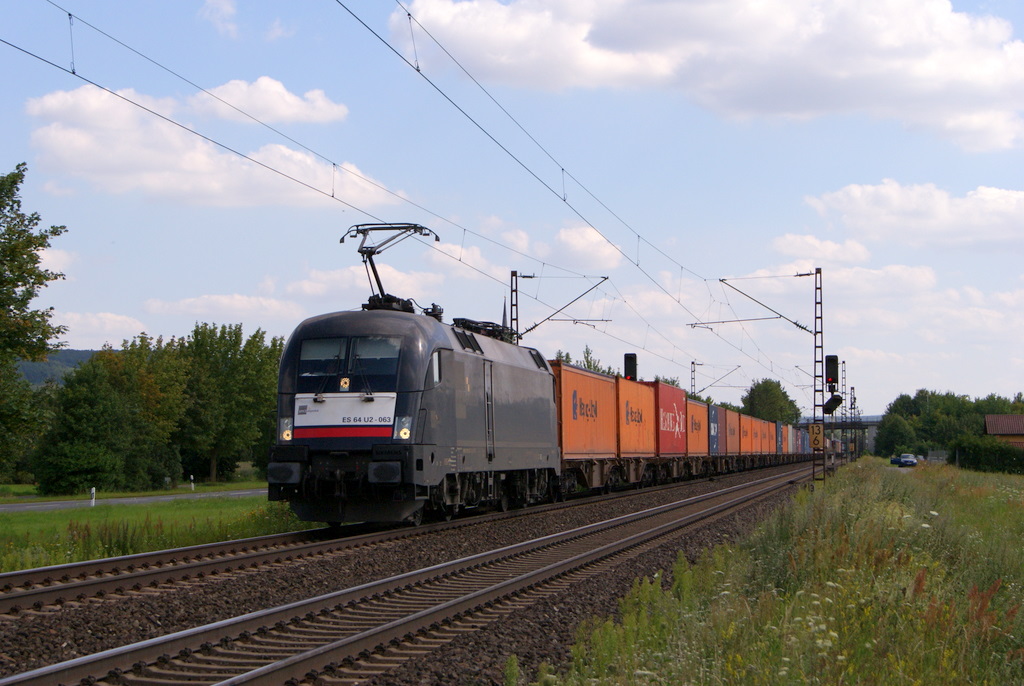 ES 64 U2-063 mit einem Containerzug in Thngersheim am 02.08.2011