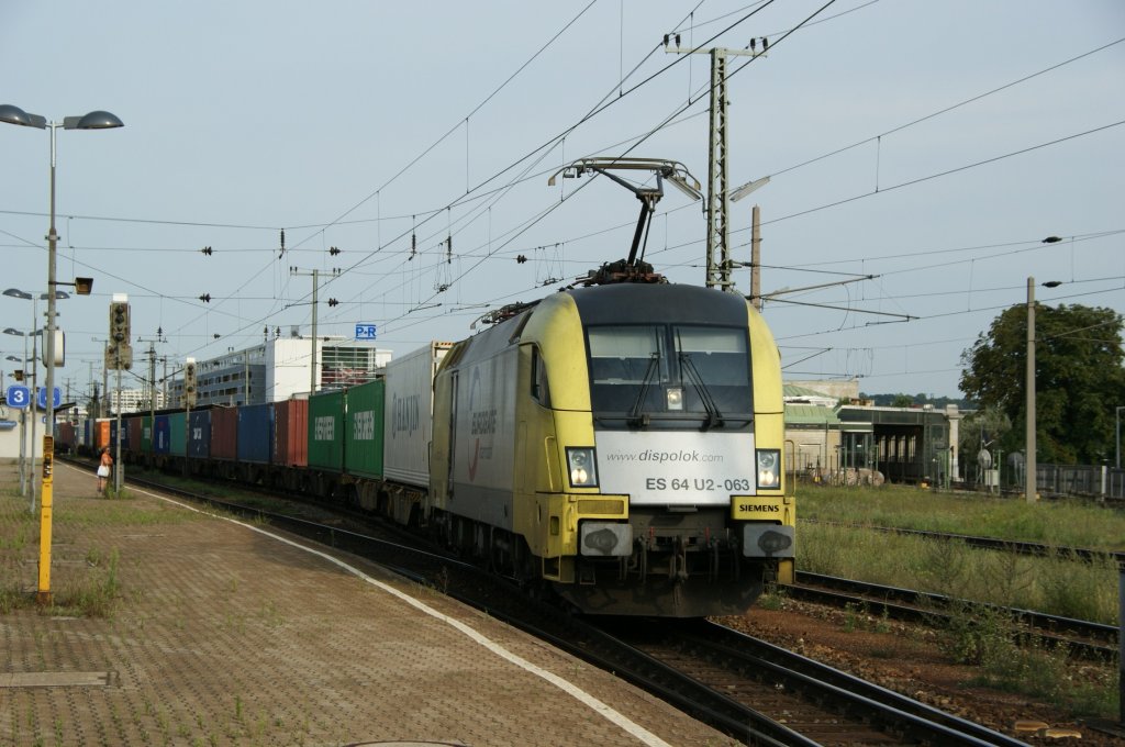 ES 64 U2-063 zieht einen Containergterzug Richtung St.Plten durch Wien Htteldorf. 31.7.2009
