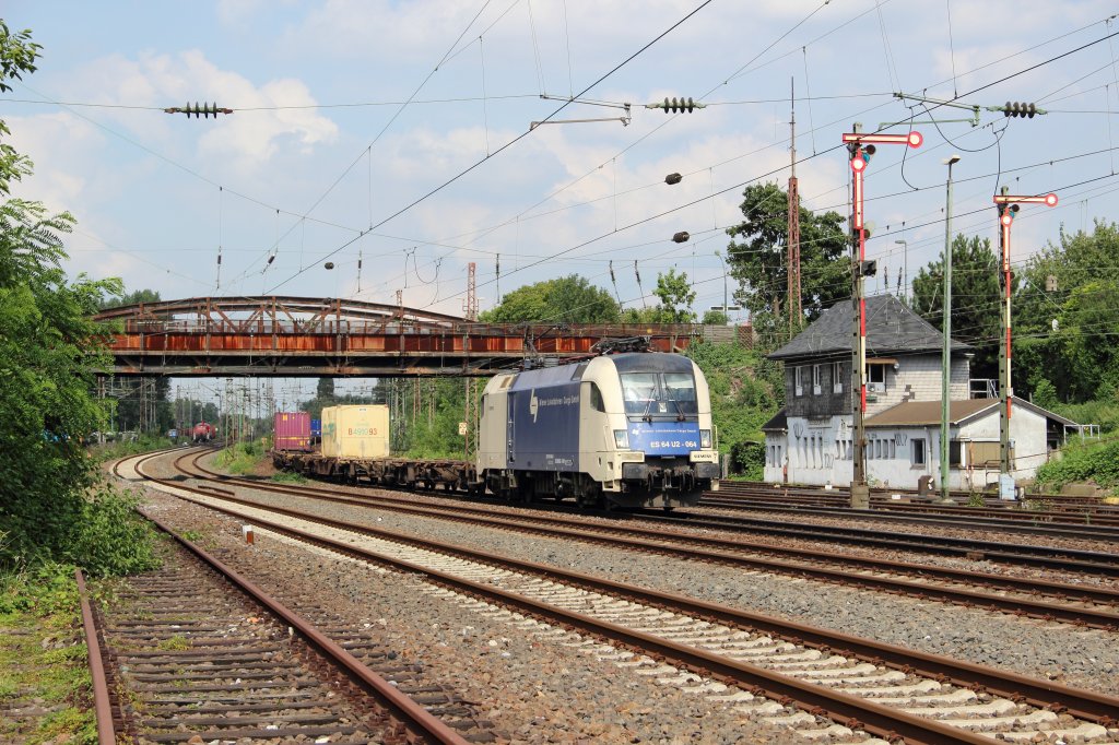 ES 64 U2-064 mit einem Containerzug in D�sseldorf-Rath am 09.08.2012
