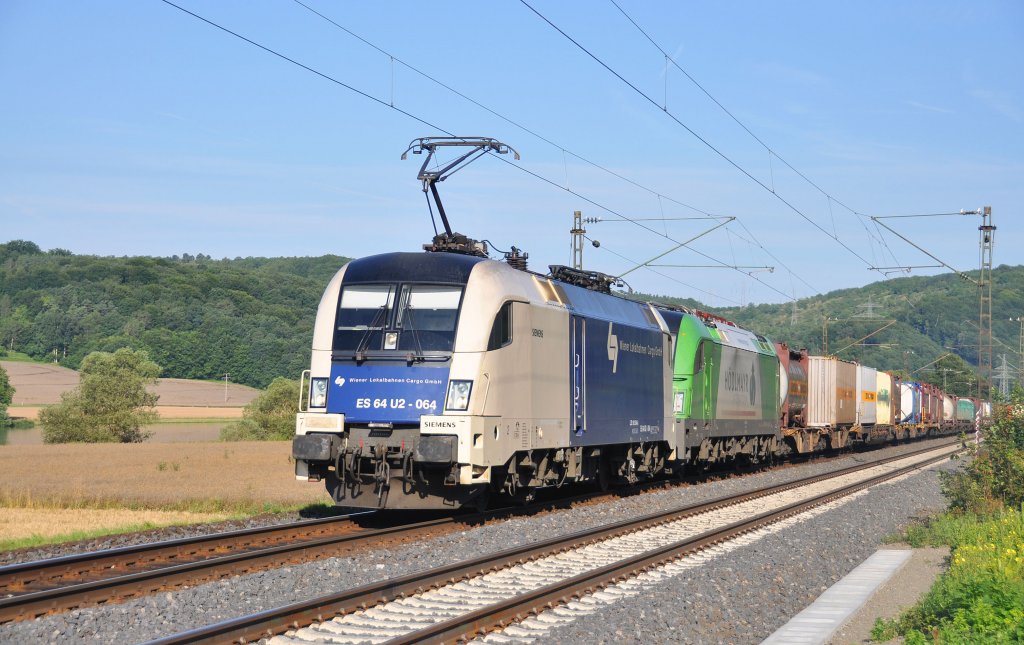 ES 64 U2-064 MRCE Dispolok-WLB mit Hdlmayer Taurus im Schlepp ist mit eine KLV-Zug im Maintal unterwegs.Bild entstand am 24.7.2012 bei Gambach