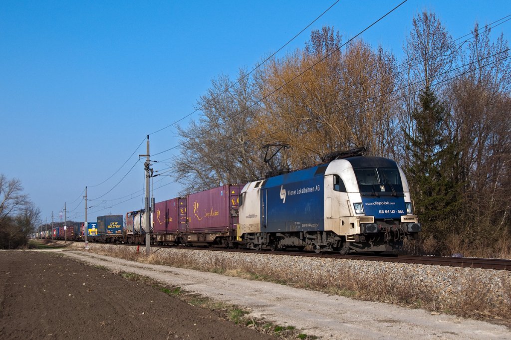 ES 64 U2-064, war am Nachmittag des 30.03.2011 mit Zug 42918 (?) Richtung St. Plten unterwegs. Die Aufnahme entstand wenige Kilometer nach Tulln Stadt.