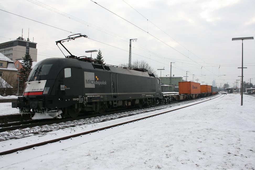 ES 64 U2-065 mit KLV in Richtung Norden in Augsburg Oberhausen(25.01.2011)