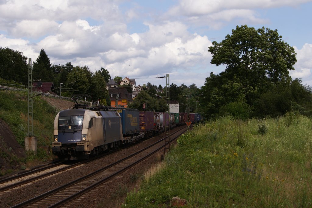 ES 64 U2-066 mit einem Containerzug in Leutesdorf am 18.06.2011