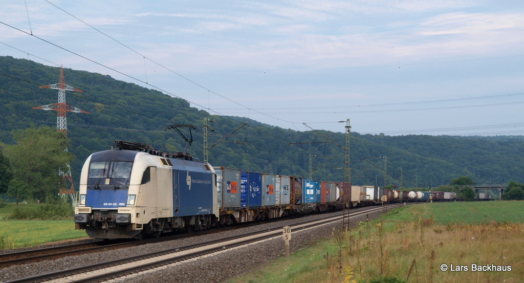 ES 64 U2-066 WLC bringt am 5.09.12 einen Containerzug durch Harrbach sdwrts Richtung Wrzburg. 