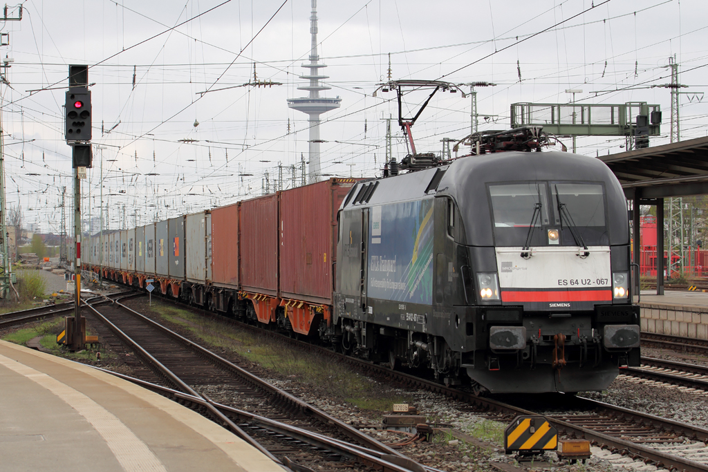 ES 64 U2-067 (182 567-8) in Bremen 27.4.2013
