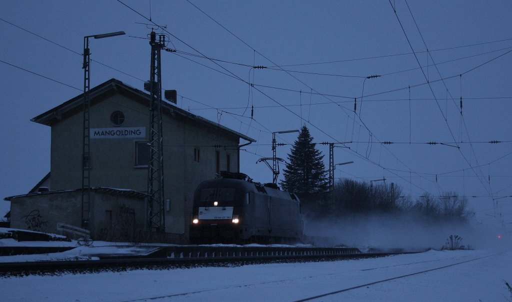 ES 64 U2 -067 mit einem Containerzug, den man durch die Schneeverwehung nicht sehen kan am 15.12.2010 in Mangolding.
