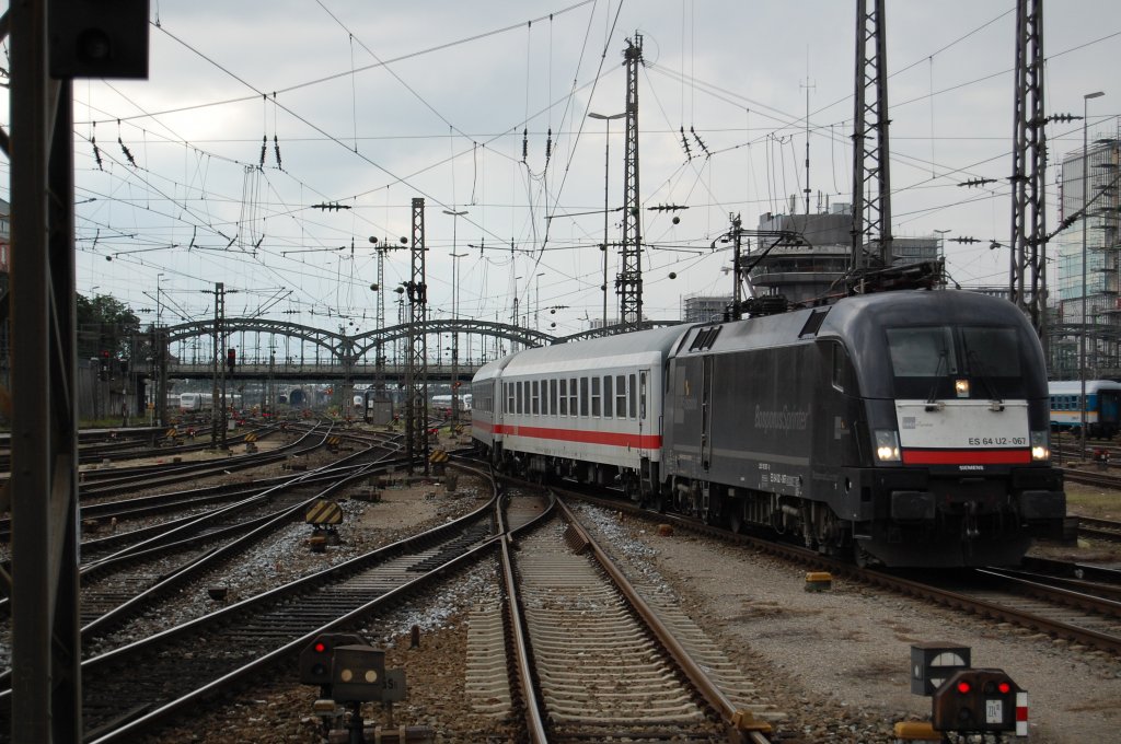 ES 64 U2-067 stellte am 09.08.2010 einen ICE-Ersatzzug im Mnchener Hbf bereit.