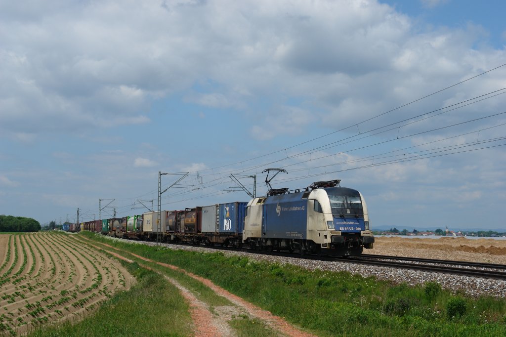 ES 64 U2 068 (182 568) der WLB ist am 17.05.12 mit einem Containerzug Richtung �sterreich unterwegs und ist kurz vor Plattling fotographiert worden. 