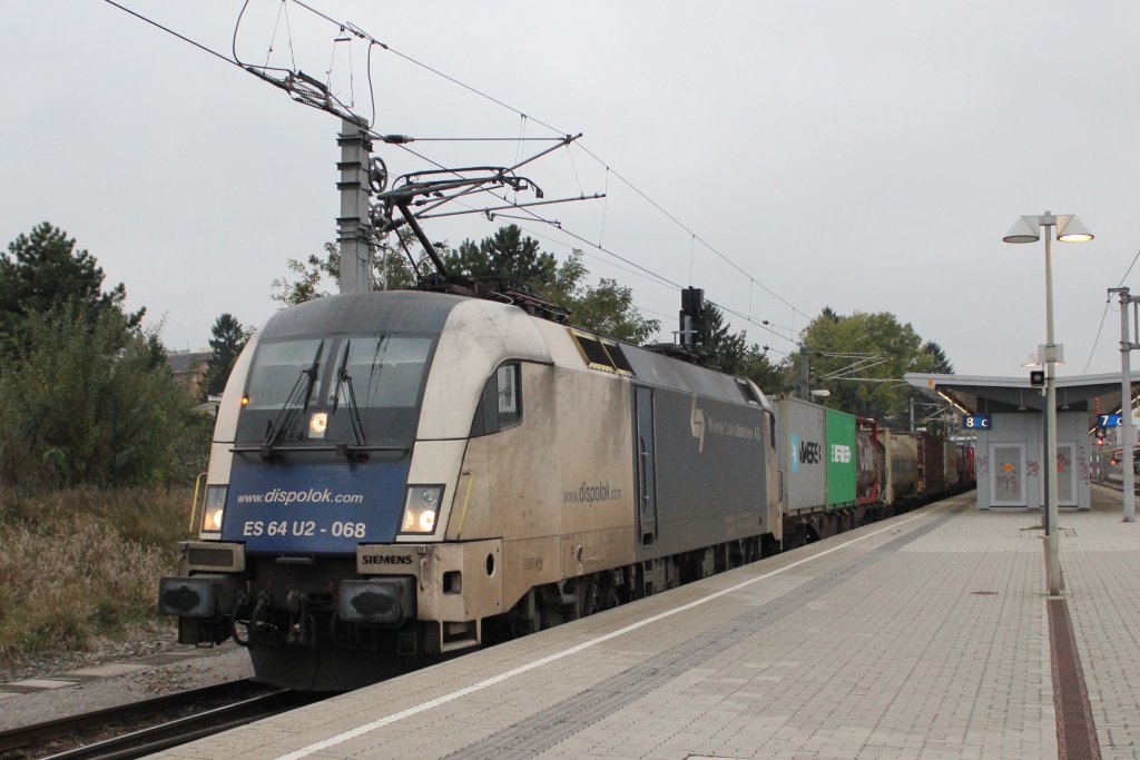 ES 64 U2 068 der Wiener Lokalbahn mit einem Containerzug bei der Durchfahrt des Bahnhof Meidling; am 29.10.2011