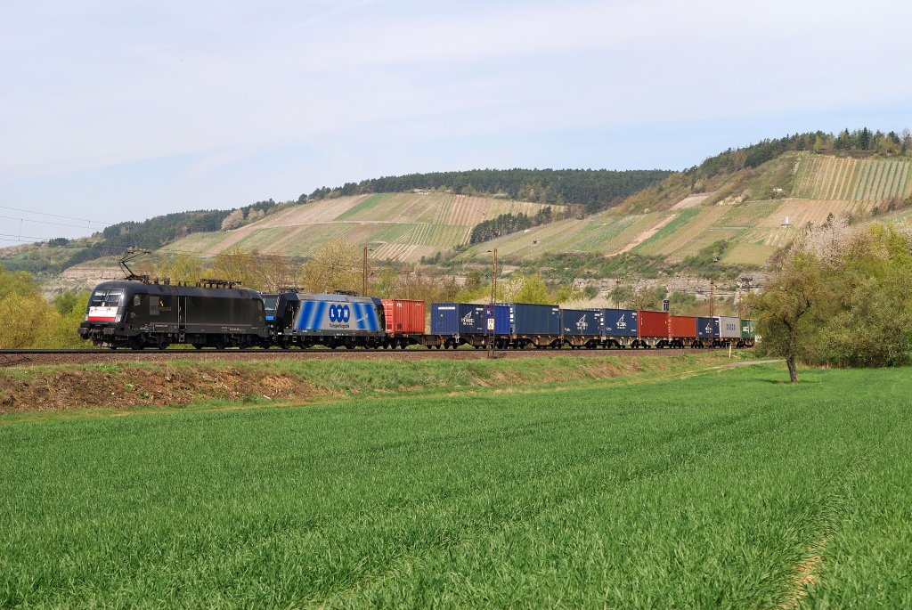 ES 64 U2 - 069 und 185 546 (LTH) mit Containerzug bei Himmelstadt (22.04.2010)