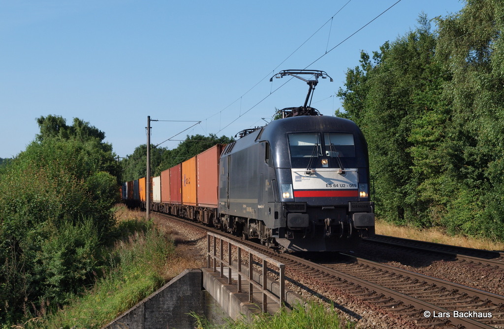 ES 64 U2-069 boxXpress schleicht am 11.07.13 der 482 mit einem Containerzug hinterher und wird diesen bis zum Rbf Waltershof bringen.