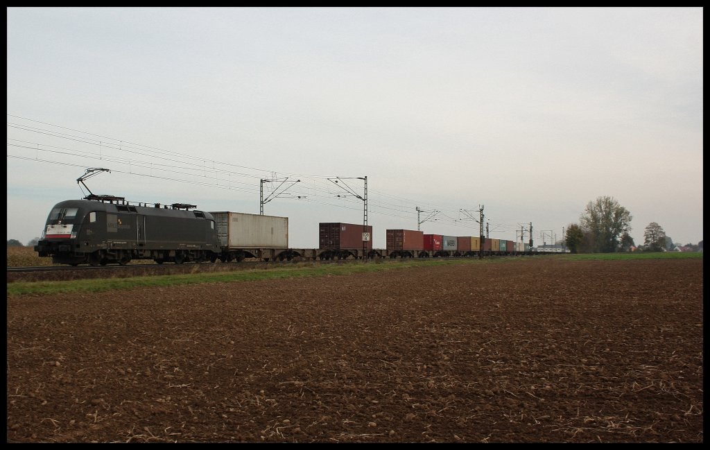 ES 64 U2 -069 von MRCE mit buntem Containerzug am 22.10.2010 von Passau. Es sieht nicht nur so kalt aus, es war auch so. =) 