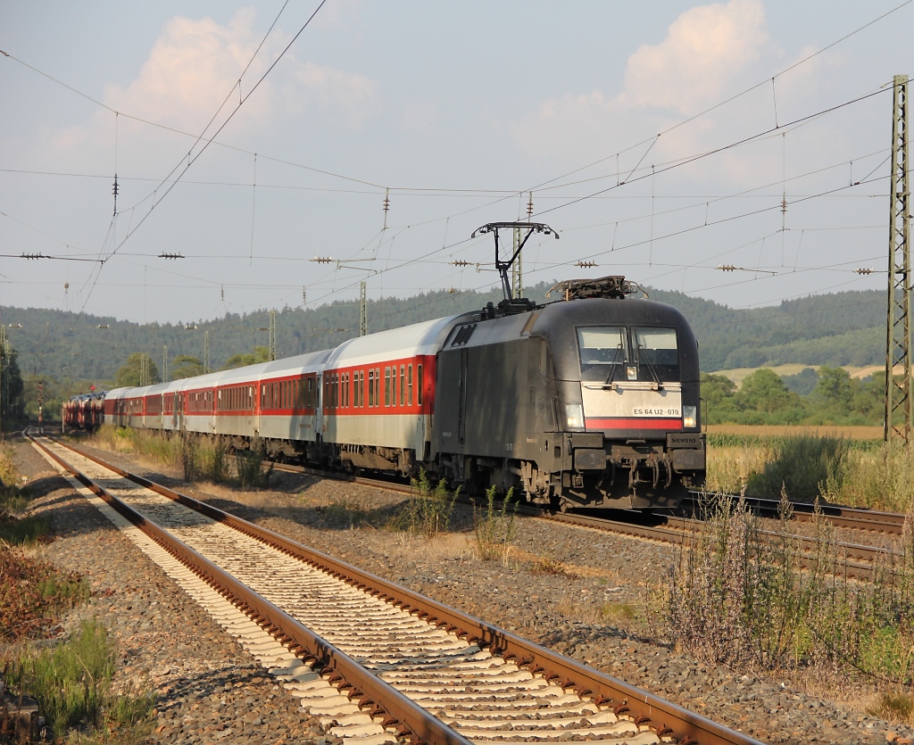 ES 64 U2-070 mit Autoreisezug in Fahrtrichtung Sden. Aufgenommen am 25.07.2012 in Mecklar.