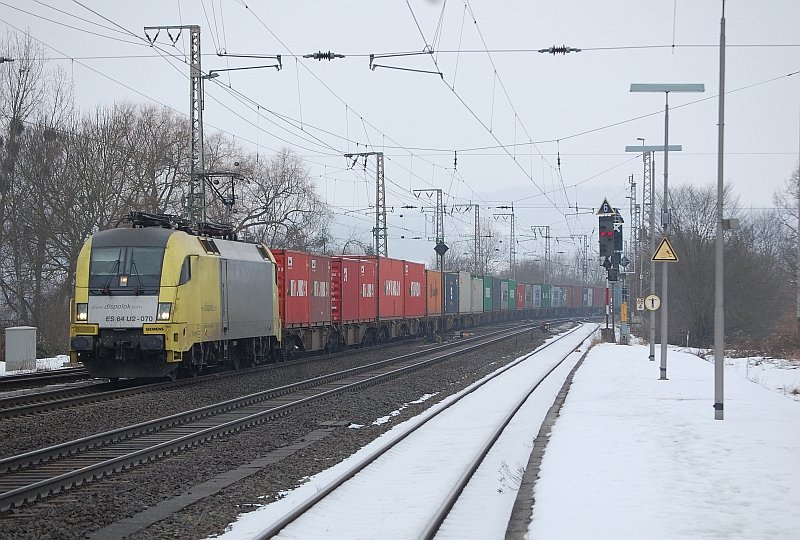 ES 64 U2-070 mit einem Containerzug am 9.2.2010 in Kreiensen