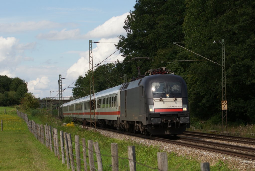 ES 64 U2-070 mit einem InterCity in Grokarolinfeld am 13.08.2011