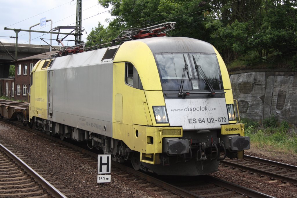ES 64 U2 070 von TXL mit einem Containerzug in Hamburg Harburg am 06.07.2010.