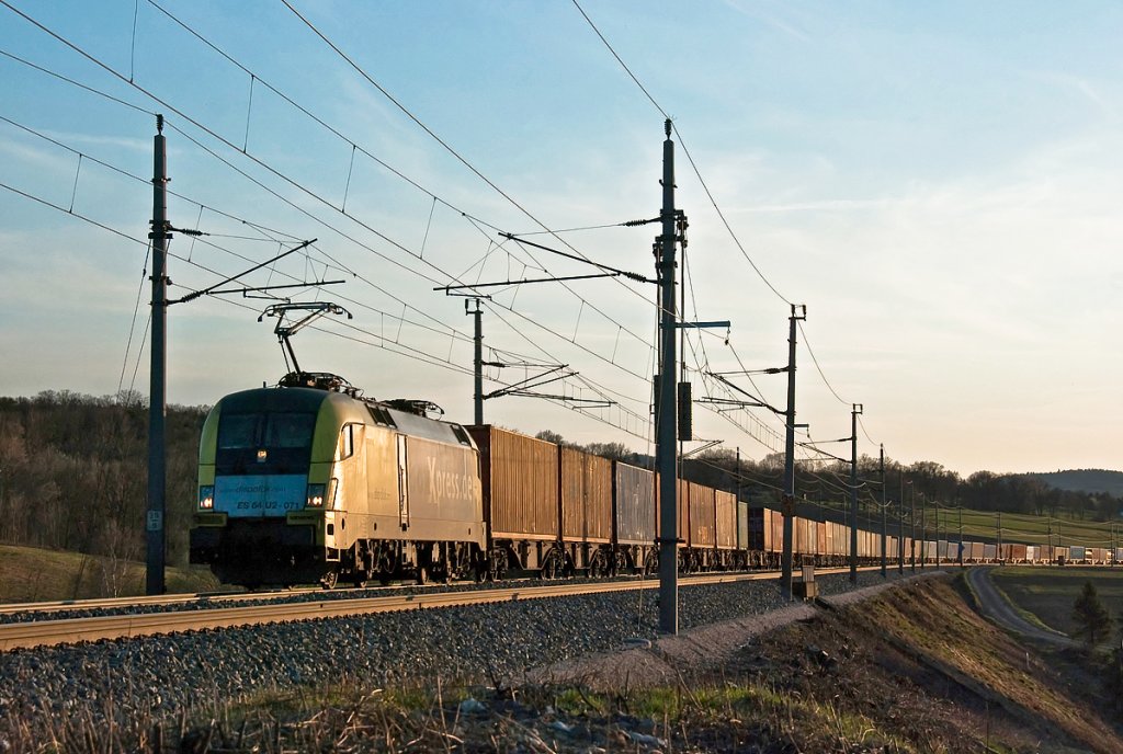 ES 64 U2 - 071 boxXpress befrdert einen Containerzug Richtung Osten. Neulengbach, am 29.03.2010.