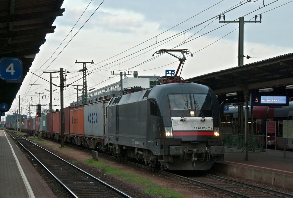 ES 64 U2-071 mit dem Containerganzzug 41138 (Budapest-BILK->Mnchen-Riem Ubf.) um 20:10 in Wien Htteldorf. Die Aufnahme entstand am 19.07.2010.