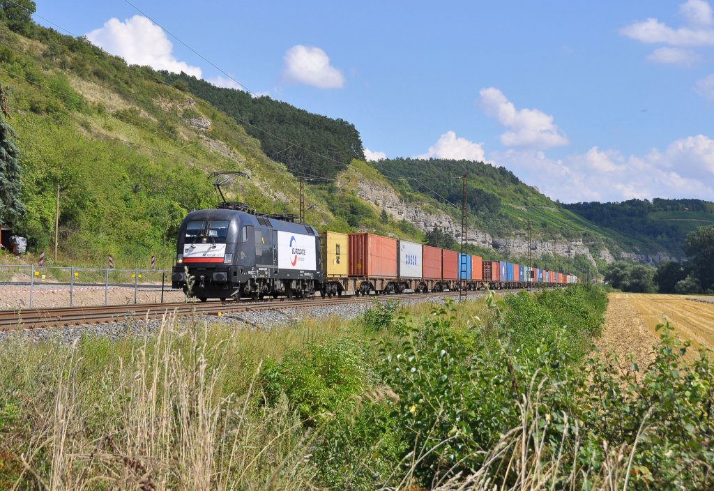 ES 64 U2-071 mit Eurogate Werbung fr BoxXpress auf dem Weg Richtung Norden mit einem Containerzug.Das Bild wurde im Maintal bei Karlstadt am Main am 10.8.2013.