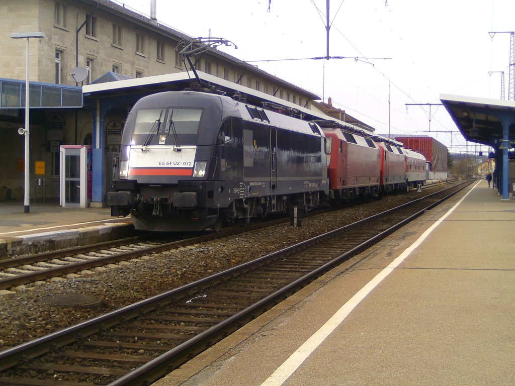 ES 64 U2-072 und 2x BR 120 beim Passiern von Aalen Hbf am 30.3.10 (Fotograf 11 Jahre alt).