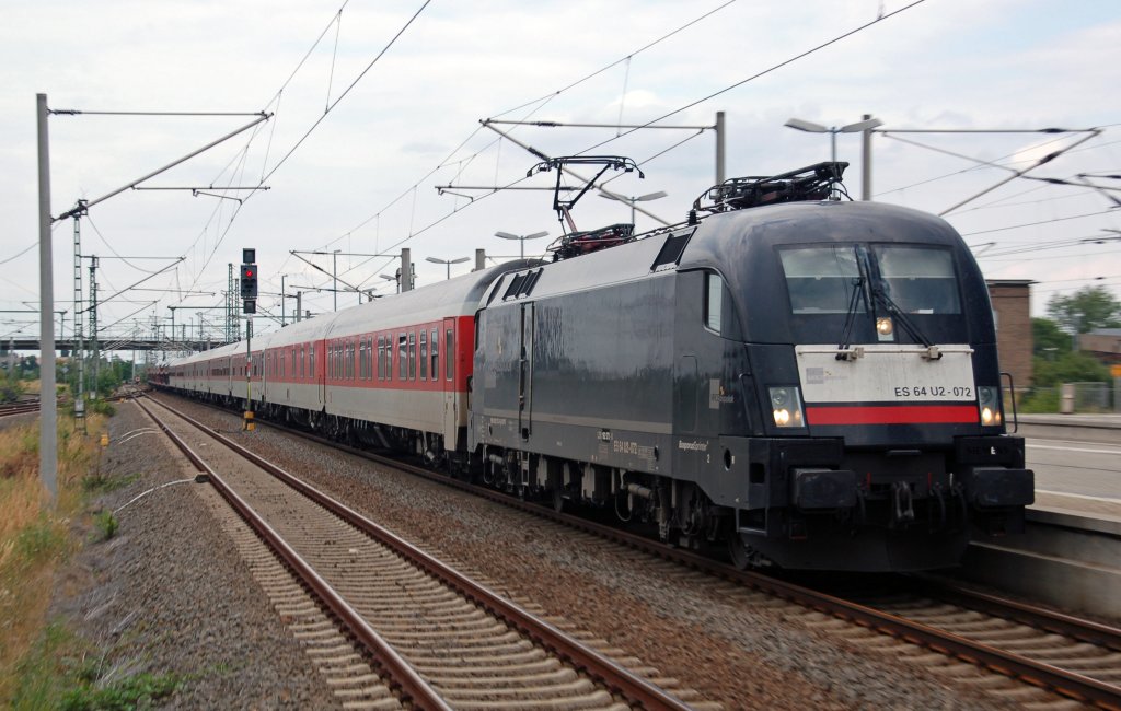 ES 64 U2 - 072 zieht am 08.08.10 den AZ 1360 durch Bitterfeld Richtung Halle(S).