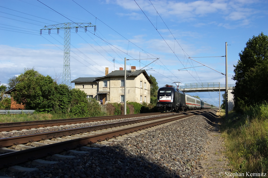 ES 64 U2 - 072 (182 572-8) MRCE im Dienst fr DB-Fernverkehr mit dem EC 174 von Budapest-Keleti pu nach Hamburg-Altona in Vietznitz. 24.06.2011