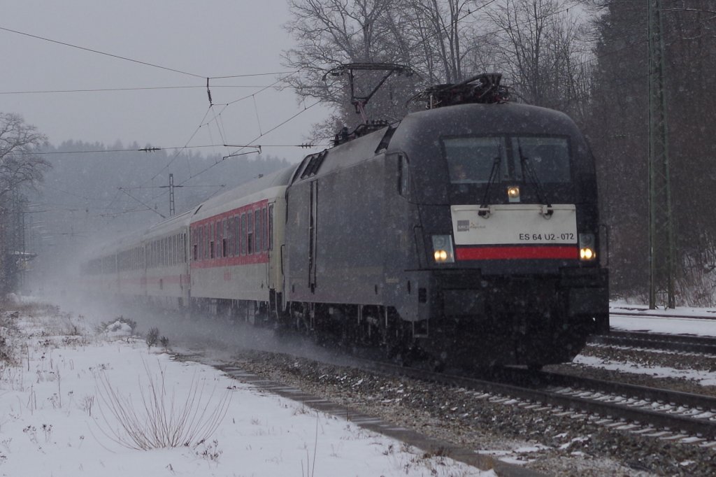 ES 64 U2 - 072 mit IC Knigssee am 15.02.2013 in Aling. 