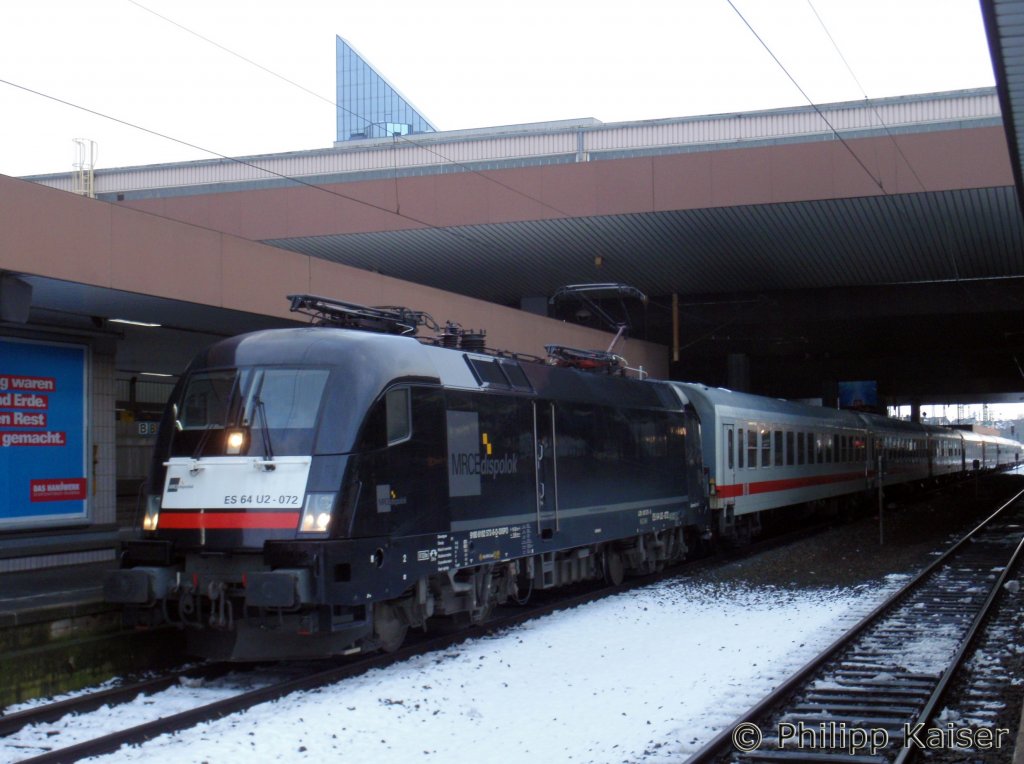 ES 64 U2-072  Leihtaurus  steht mit IC 1808 nach Westerland am 31.1.2010 am Dsseldorfer HBF.