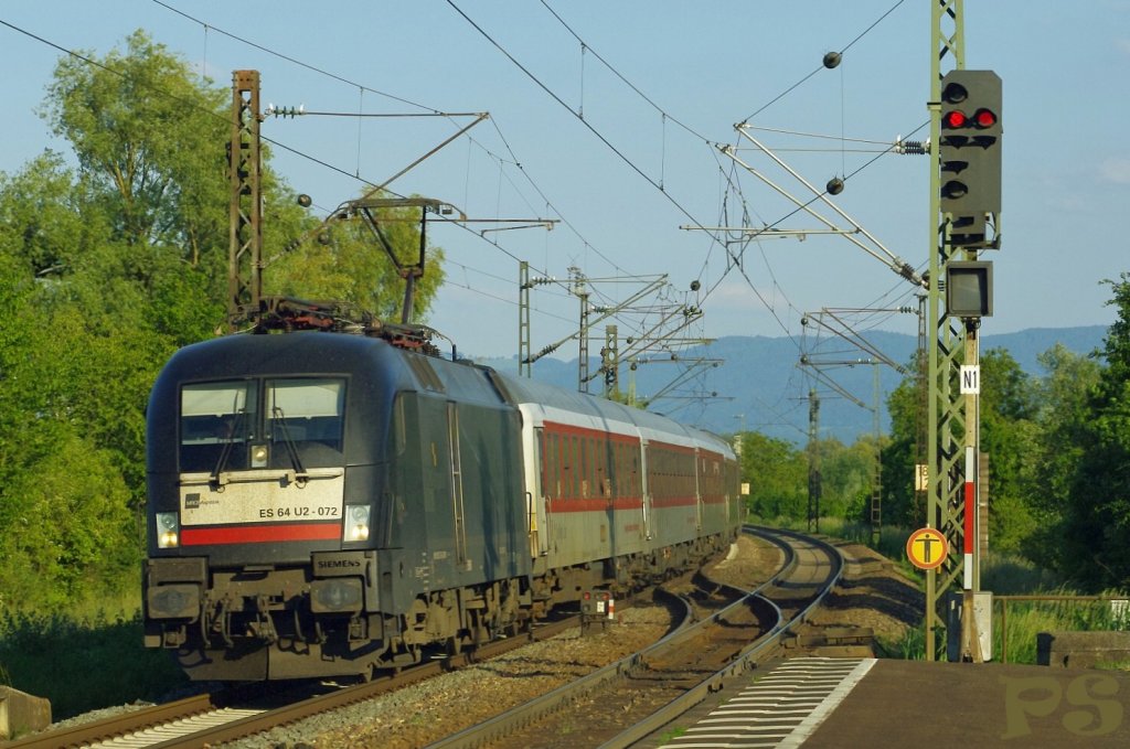 ES 64 U2-072 mit ihrem Zug am 06.06.2013 in Riegel