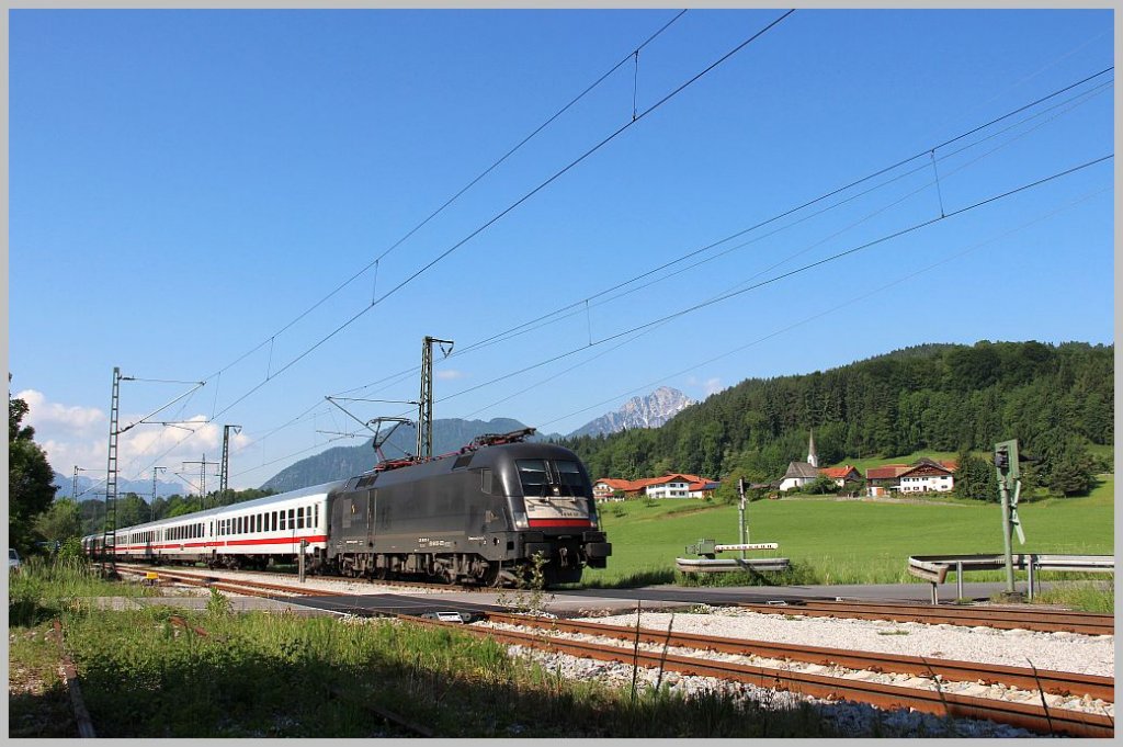 ES 64 U2-072 der MRCE f�hrt mit dem IC K�nigsee von Berchtesgaden nach Hamburg-Altona. Hammerau, 26.5.12