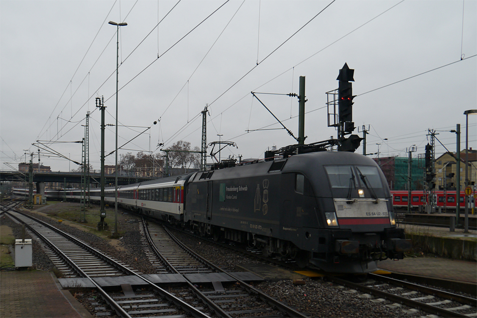 ES 64 U2-073 (182 573-6) fhrt bei sch...nem Wetter mit EC 7 fr DB Fernverkehr in den Mannheimer Hbf. (03.01.2013)